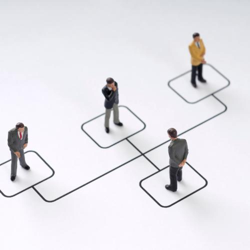 Figuren von männlichen Geschäftspersonen die in einer Grafik stehen. | make & mint - mintLab Netzwerk
