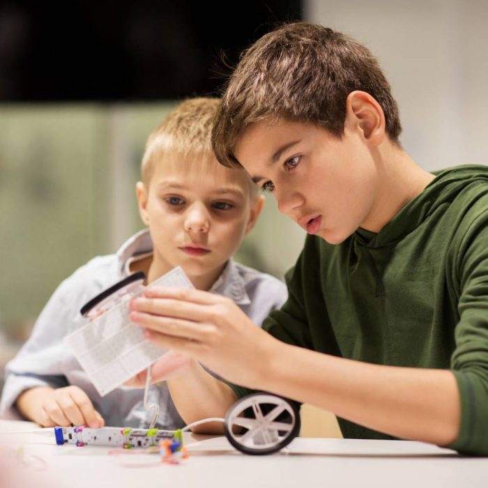 Zwei junge Schüler bauen einen Roboter zusammen. | make & mint - Ablauf Förderung Schritt 5